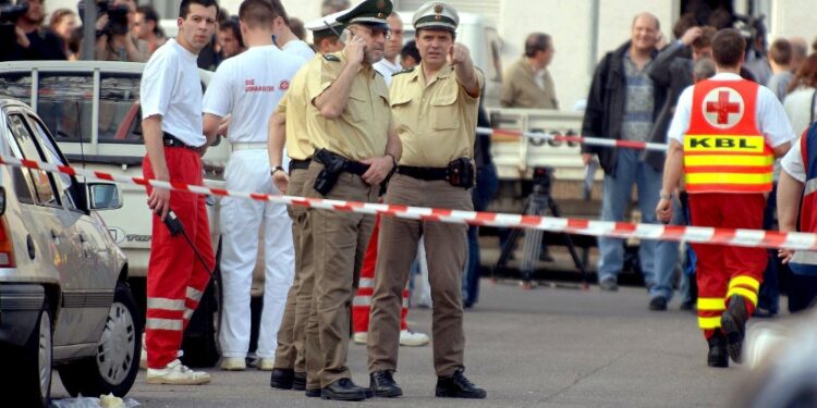 Erano in cantina con ferite da taglio. Polizia indaga più piste