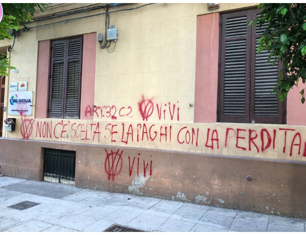 Imbrattati con scritte i muri della sede Uil a Palermo