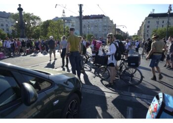 Da sei giorni consecutivi centinaia manifestano in piazza