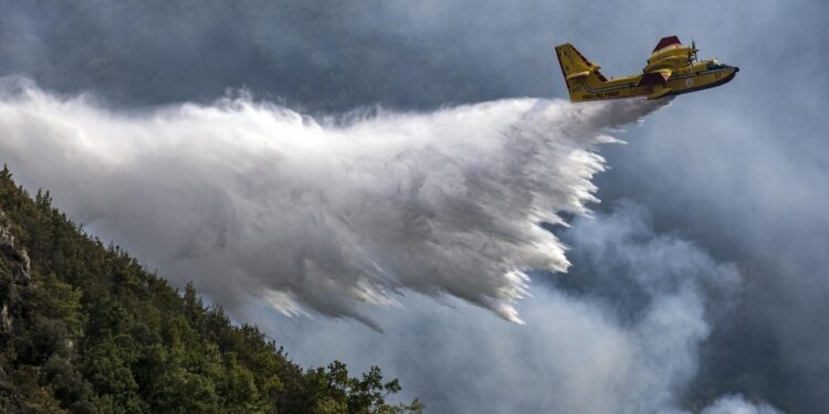 Canadair inviato in Slovenia a supporto operazioni oltreconfine