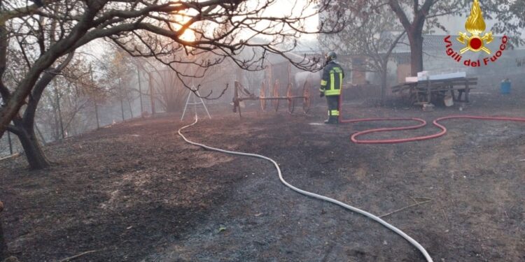 Stava seguendo operazioni di spegnimento della Protezione civile