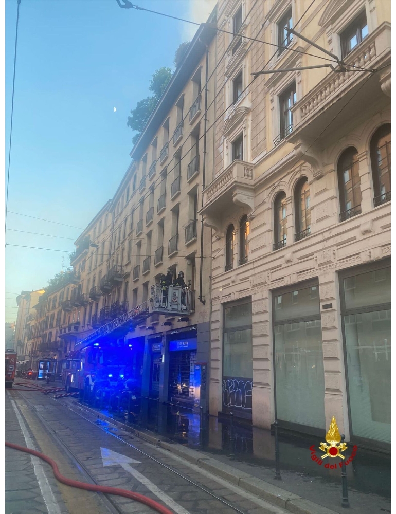 Incendio a Milano, salvataggio ragazza su tetto