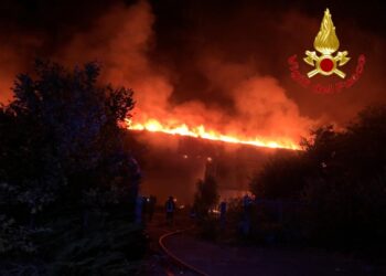 Vigili fuoco in azione dalla notte