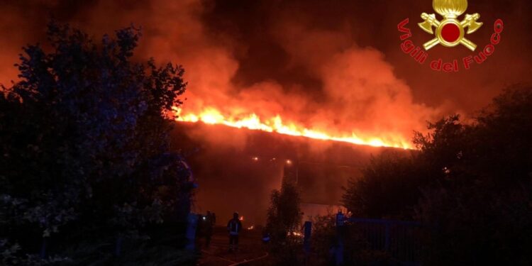 Vigili fuoco in azione dalla notte