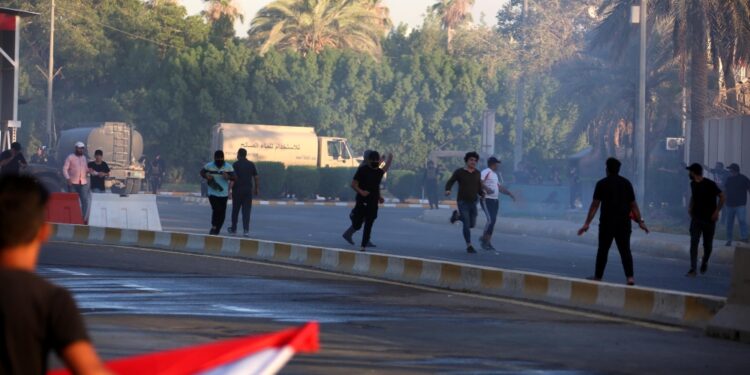 Polizia spara lacrimogeni contro folla che ha sfondato barriere