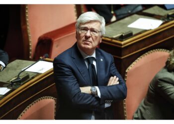 Il senatore avrebbe preso 350mila euro da conti Forza Italia
