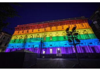 Il sindaco sui social con una camicia dai colori arcobaleno