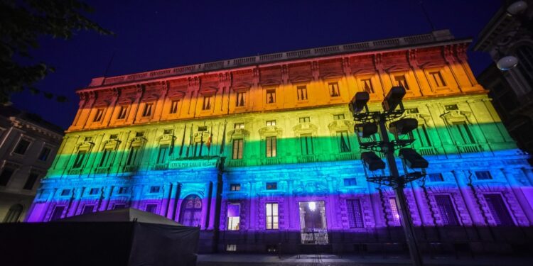 Il sindaco sui social con una camicia dai colori arcobaleno