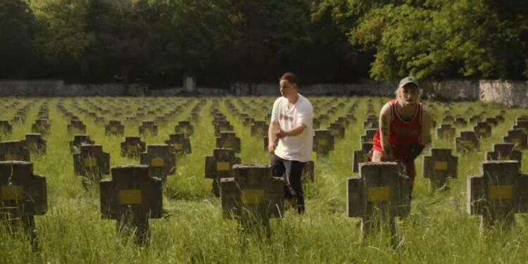 Canzone 'Troie e droghe'. Precedente a Redipuglia fu condannato