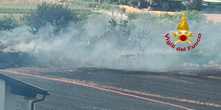 Dopo lo stop di due ore per incendio vicino binari