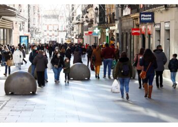 Il premier: tasse extra a grandi compagnie e treni locali gratis