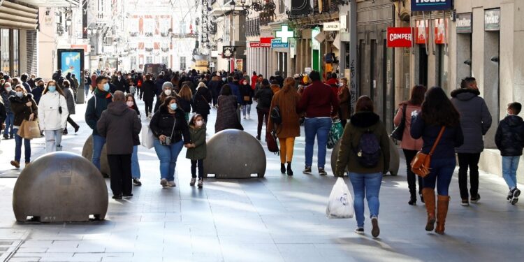 Il premier: tasse extra a grandi compagnie e treni locali gratis