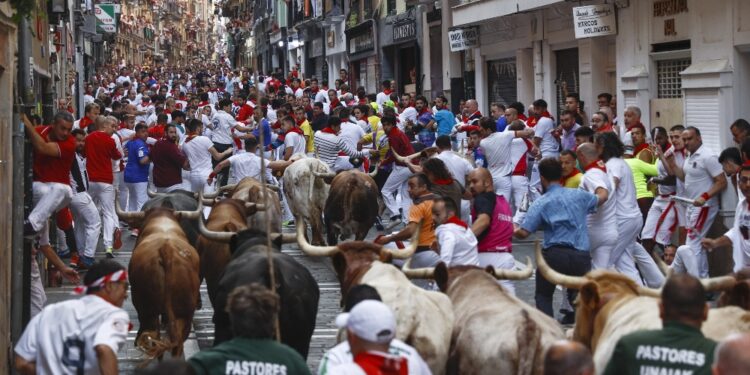 L'ultima corsa dei tori si chiude con sei contusi e un ferito