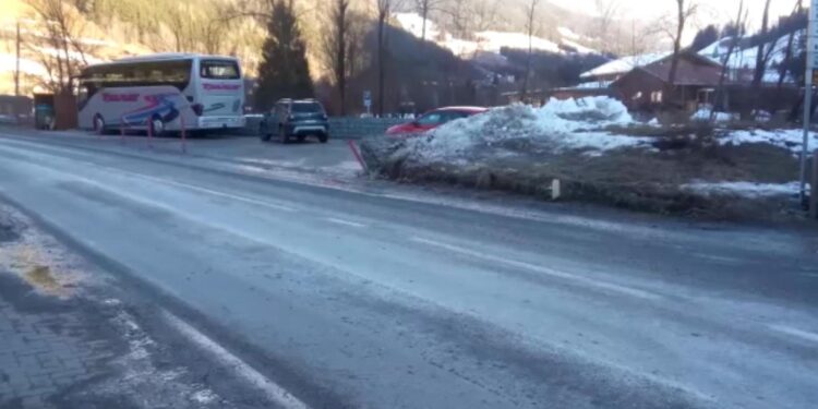 Sette giovani pedoni uccisi mentre attraversavano la strada