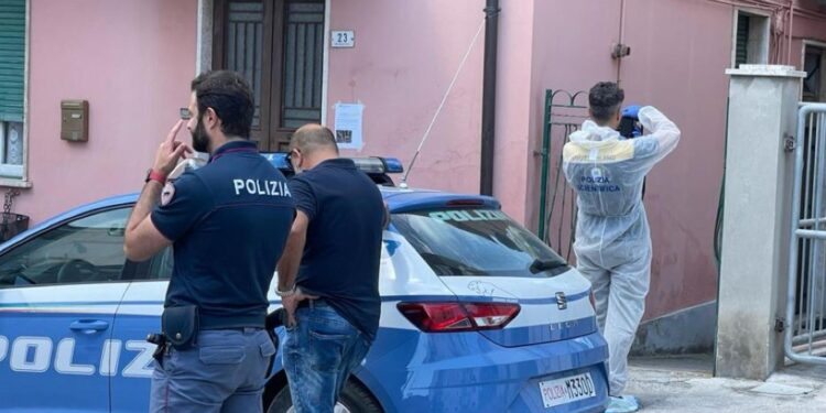 A una trentina di metri da casa. Indagini della Polizia