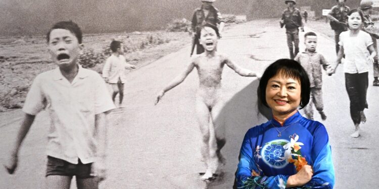 Phan Thi Kim Phuc fu ritratta mentre fuggiva attacco napalm 1972