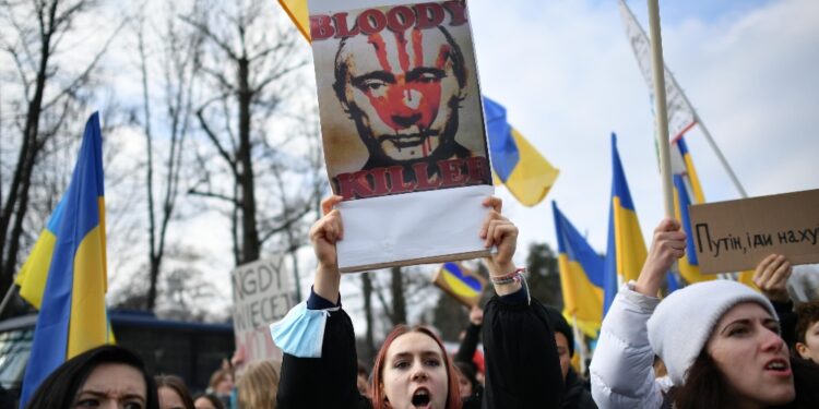 'Terrorussia' su striscione.'Si dichiari Mosca Stato terrorista'