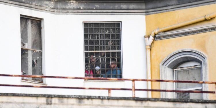 I due detenuti sono reclusi nel carcere di Poggioreale