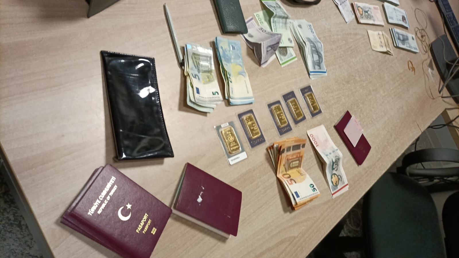 Lingotti d’oro e denaro non dichiarati, multati un belga e un turco