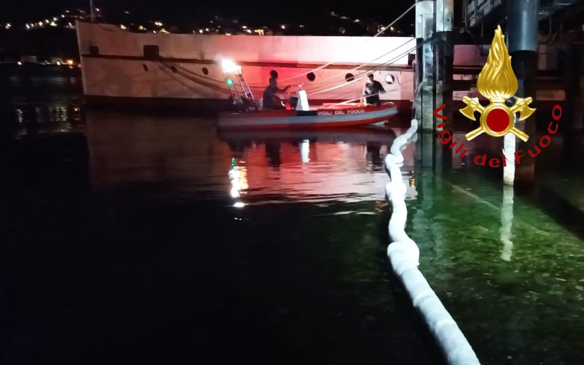 Sversamento di idrocarburi nel lago. Barriere per proteggere la riva e il Patria