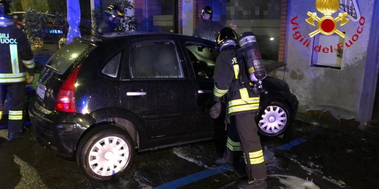 auto in fiamme a cantù