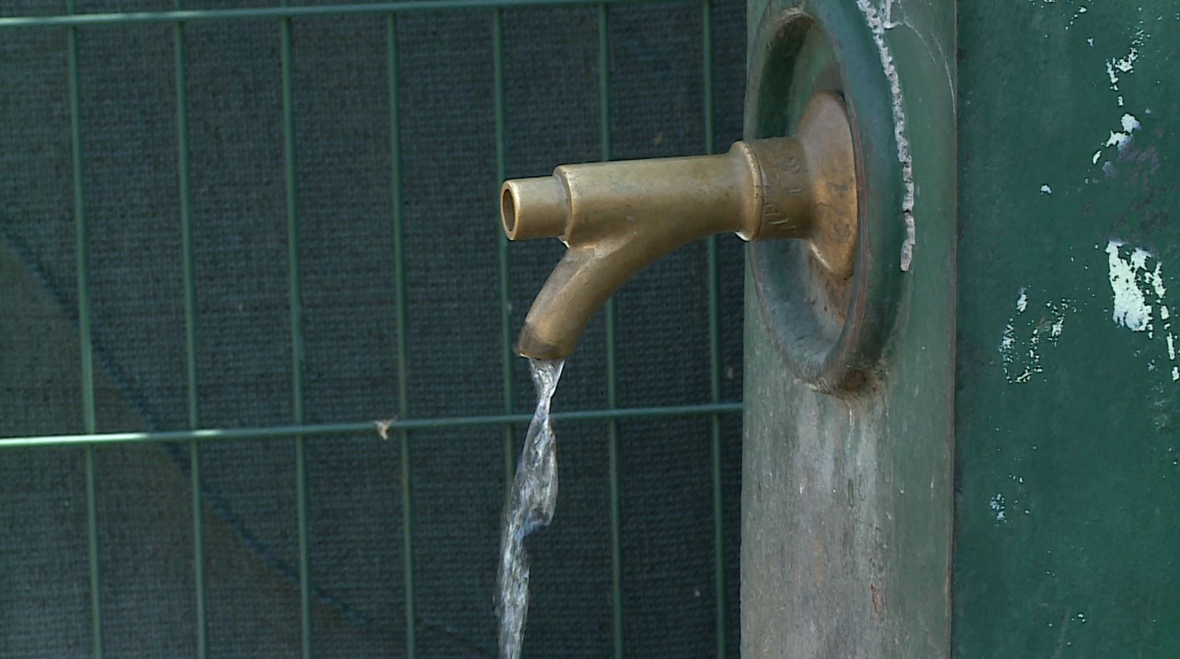 Caldo rovente e siccità: il paradosso della fontanella davanti a Sant’Abbondio