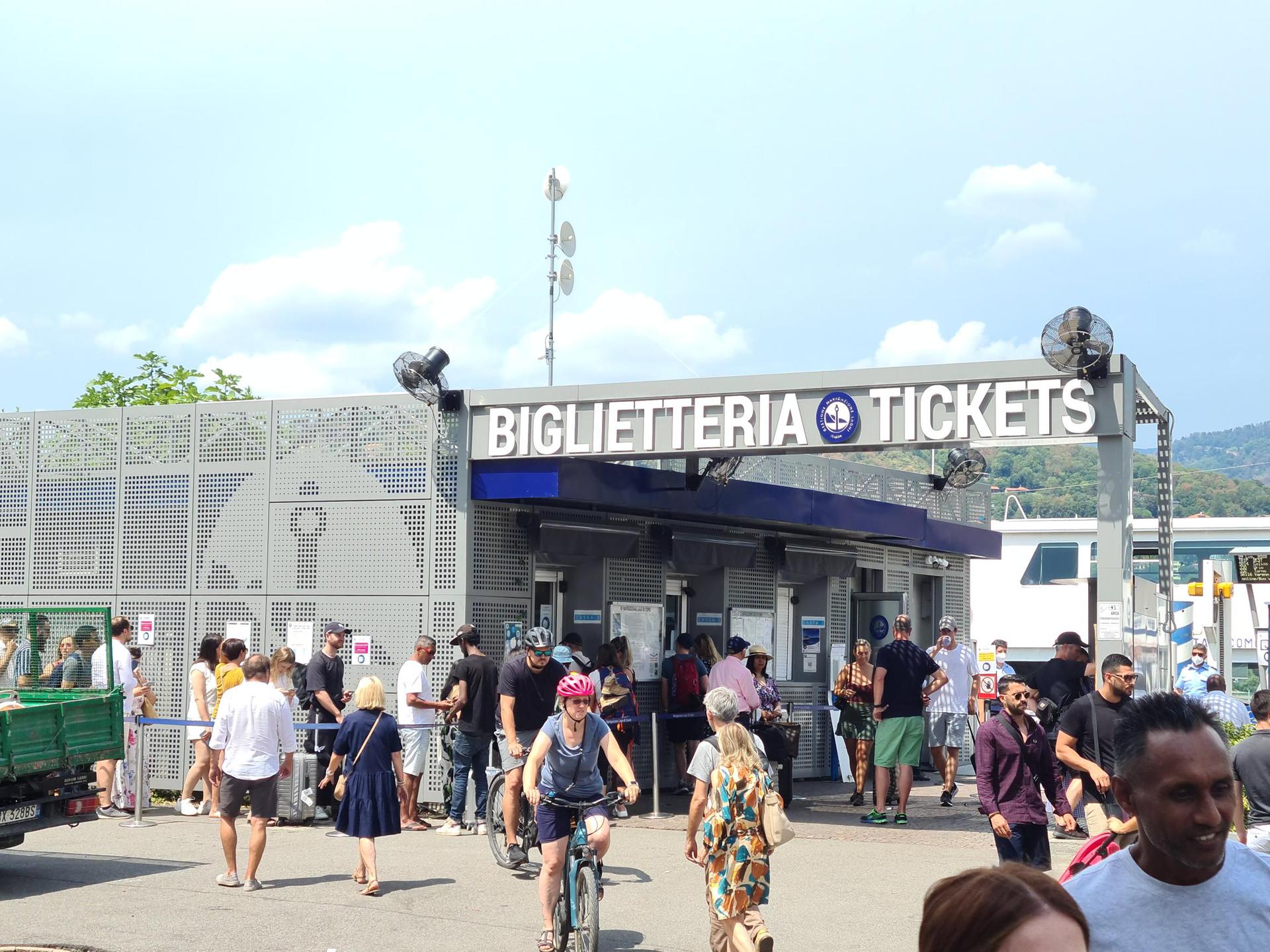 Gazebo e ventilatori all’imbarco di Como