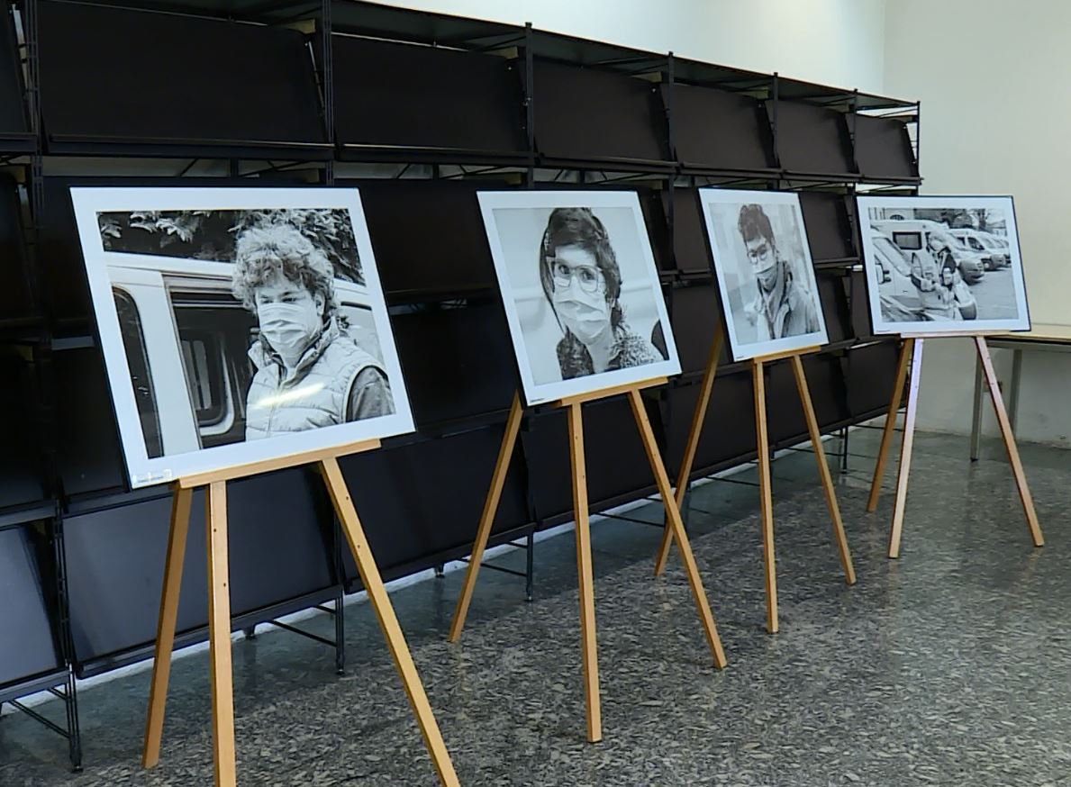 In biblioteca a Como la mostra “Se mi guardi esisto”