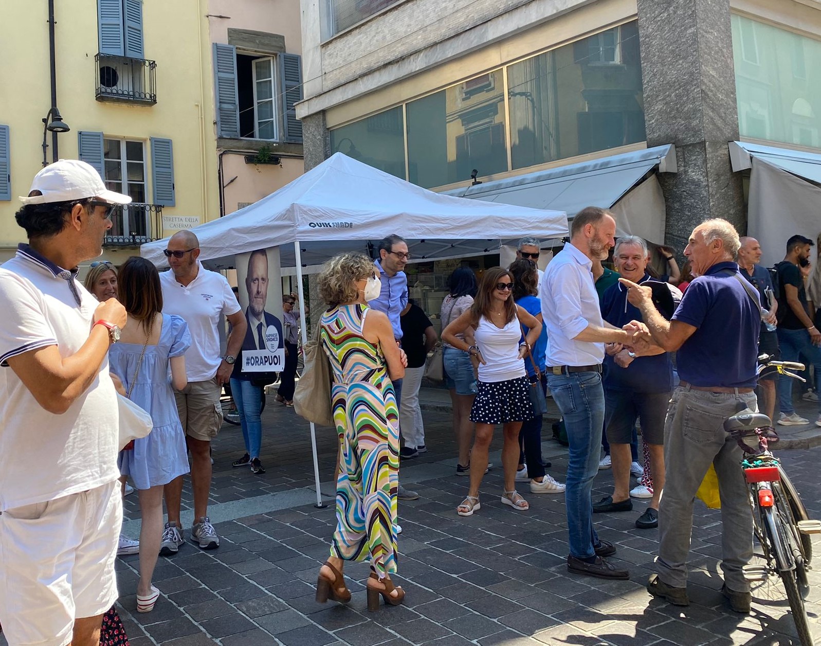 Il primo gazebo (e non l’ultimo) del sindaco Rapinese dopo le elezioni