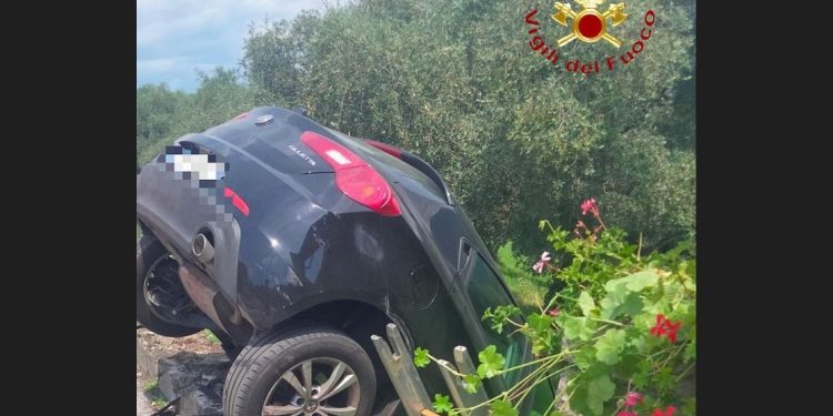 sfonda un muretto con l'auto vvf a bellagio