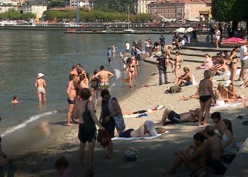 Spiaggia Como. Controlli polizia. Bagni vietati