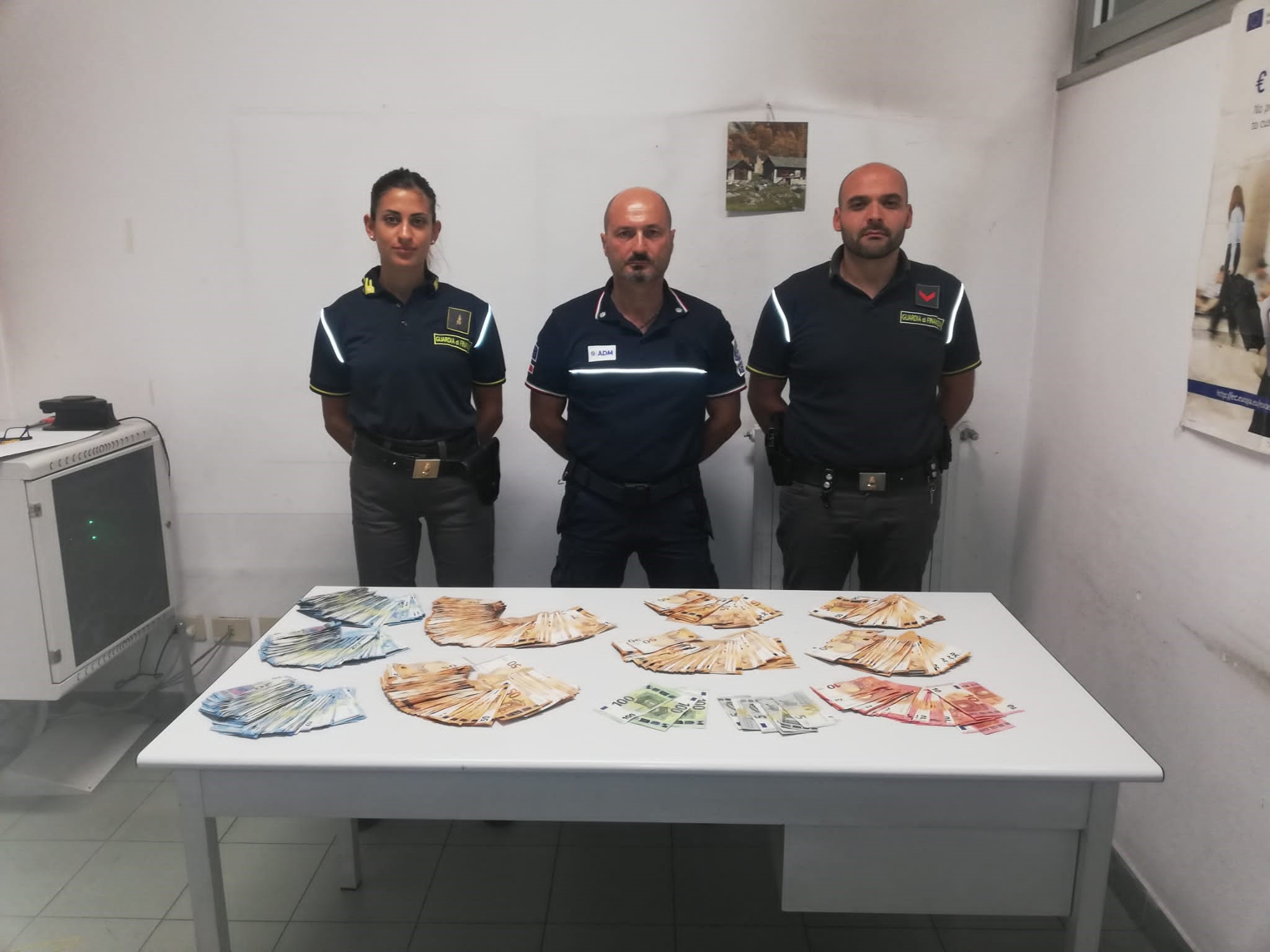 Traffico di valuta in entrata e uscita dalla Svizzera, doppio sequestro