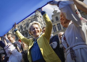 Anche la presidente von der Leyen alza il vessillo di Kiev