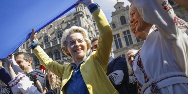 Anche la presidente von der Leyen alza il vessillo di Kiev