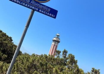 Comune istalla cartello "zona romantica" ideato da un giovane