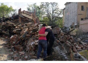 I soccorritori cercano ancora tra le macerie