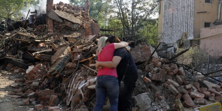 I soccorritori cercano ancora tra le macerie