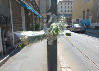 Fiori in luogo incidente a Milano. 'Pesante perdere figlio così'