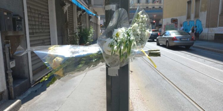 Fiori in luogo incidente a Milano. 'Pesante perdere figlio così'