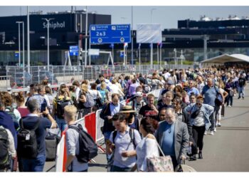 Molti hanno perso l'aereo per le lunghissime file ai controlli