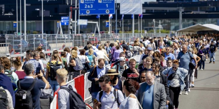 Molti hanno perso l'aereo per le lunghissime file ai controlli