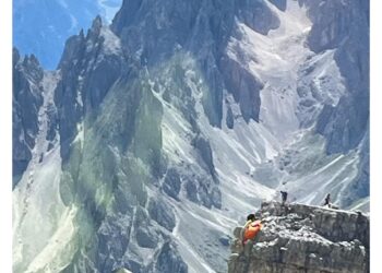 Due alpinisti in vetta gli hanno lanciato corde per assicurarsi