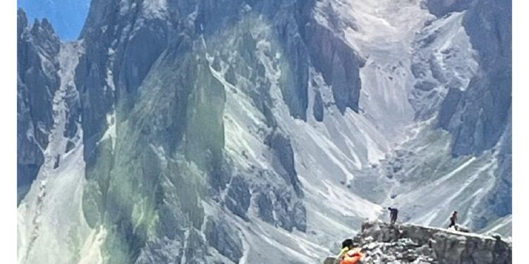 Due alpinisti in vetta gli hanno lanciato corde per assicurarsi