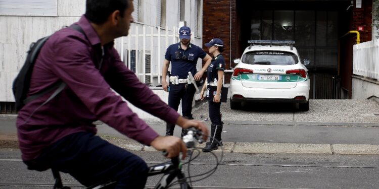 L'uomo ha atteso i soccorsi e poi è fuggito