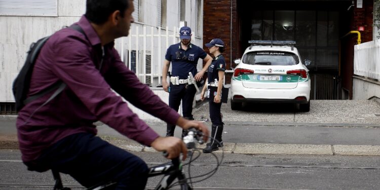 L'uomo ha atteso i soccorsi e poi è fuggito