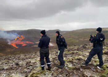 In molti accorsi a vedere lo spettacolo della lava