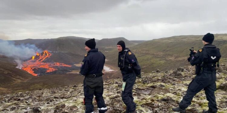 In molti accorsi a vedere lo spettacolo della lava