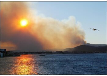 Oltre mille pompieri cercano di domare incendio Landiras