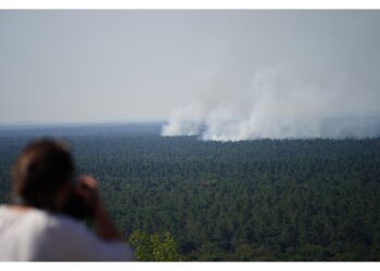 Incendio provocato da esplosioni in deposito munizioni polizia