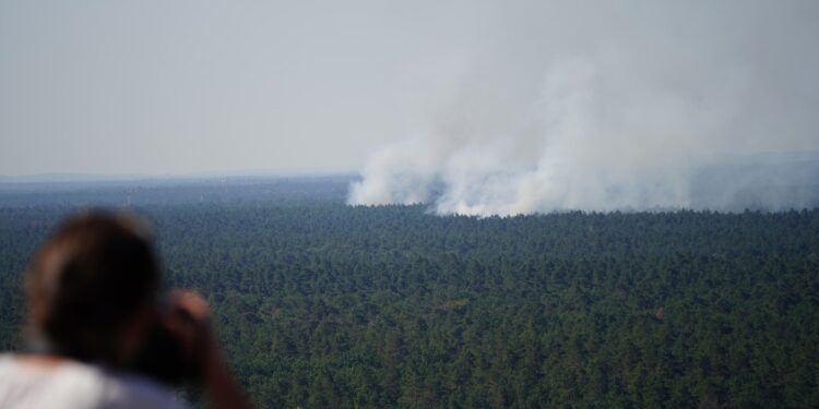 Incendio provocato da esplosioni in deposito munizioni polizia